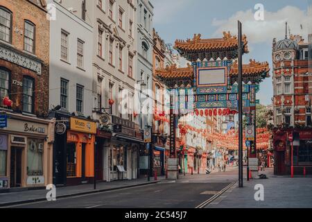 London, Großbritannien - 13. Juni 2020: Dekoratives Tor mit Qing-Dynastie-Designs auf leerer Straße in Chinatown, einem typisch belebten Viertel von London, das für seine Res Stockfoto