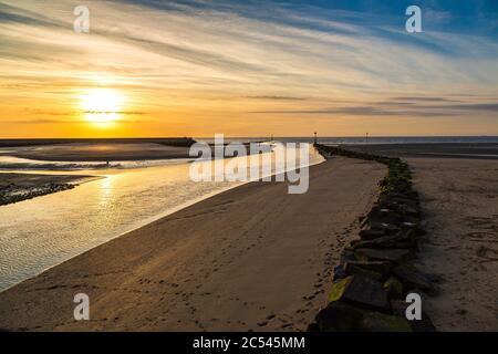 Hölzerner Pier und Leuchtturm in Trouville und Deauville in einem schönen Sommerabend, Frankreich Stockfoto