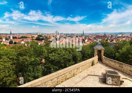 Panoramablick auf Festung Petersberg und Erfurt an einem schönen Sommertag, Deutschland Stockfoto