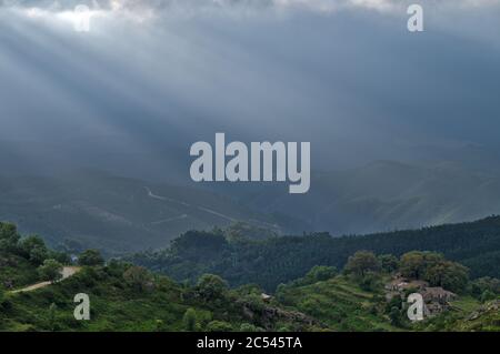 Sonnenstrahlen über den Bergtälern von Monchique an der Algarve, Portugal Stockfoto