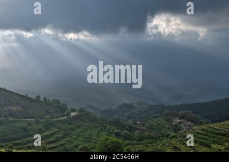 Sonnenstrahlen über den Bergtälern von Monchique an der Algarve, Portugal Stockfoto