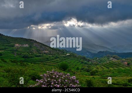 Sonnenstrahlen über den Bergtälern von Monchique an der Algarve, Portugal Stockfoto