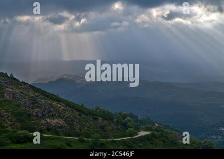 Sonnenstrahlen über den Bergtälern von Monchique an der Algarve, Portugal Stockfoto