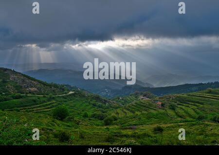 Sonnenstrahlen über den Bergtälern von Monchique an der Algarve, Portugal Stockfoto