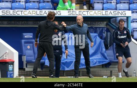 Reading Manager Mark Bowen (rechts) trifft Ellbogen mit Brentford-Manager Thomas Frank (links) nach dem letzten Durchspiel während des Sky Bet Championship-Spiels im Madejski Stadium, Reading. Stockfoto