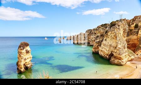 Marine Strand Praia da Marinha - einer der berühmtesten Strände von Portugal, an der Atlantikküste in der Gemeinde Lagoa, Algarve. Stockfoto