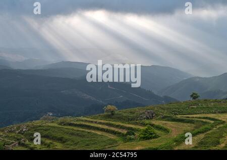 Sonnenstrahlen über den Bergtälern von Monchique an der Algarve, Portugal Stockfoto