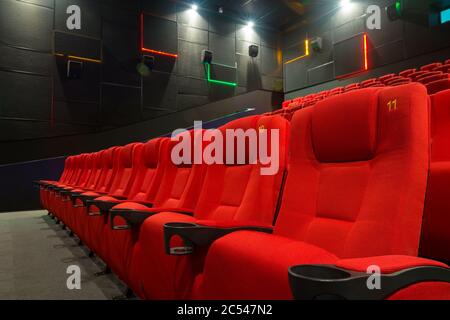 Moskau - 28. August 2013: Moderne rote Sitze im Kino Nahaufnahme. Komfortsessel in leerem Luxus-Kinosaal. Reihe der Zuschauerplätze. Inhalt Stockfoto