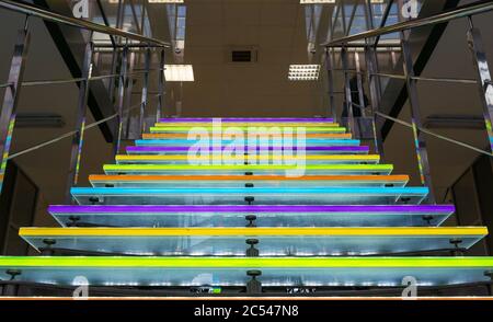 Die farbige Glastreppe im Bürogebäude Stockfoto