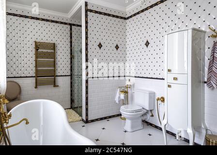 Moskau - Aug 24, 2019: Inneneinrichtung des Badezimmers im Hotel oder Wohnhaus. Inneneinrichtung der Toilette im klassischen Stil mit weißen Fliesen. Panorama vi Stockfoto