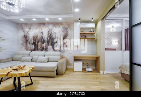 Moskau - 6. Dezember 2018: Modernes Wohninterieur mit Fresko. Helle Inneneinrichtung von Wohnzimmer und Schlafzimmer. Panorama des stilvollen weißen Innenraums von fl Stockfoto