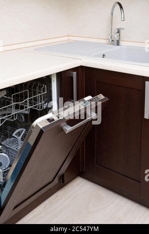 Moderne Spülmaschine im Kücheninnenraum Stockfoto