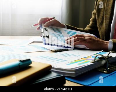 Arbeitsplatz eines Geschäftsmannes. Der Prüfer prüft die Finanzdokumente. Stockfoto