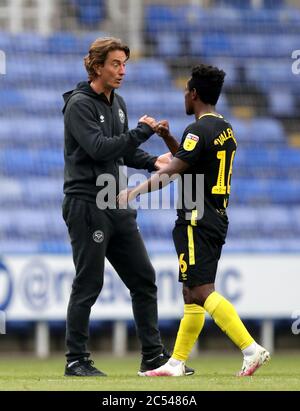 Brentford-Manager Thomas Frank (links) spricht nach dem Spiel während des Sky Bet Championship-Spiels im Madejski-Stadion, Reading, mit Joel Valencia. Stockfoto