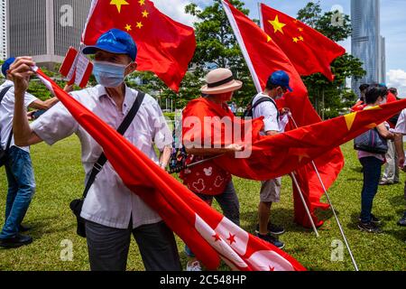 Pro-chinesische Anhänger schwenken chinesische und Hongkonger Fahnen während einer Kundgebung, während China das nationale Sicherheitsgesetz für die Stadt verabschiedet. Stockfoto