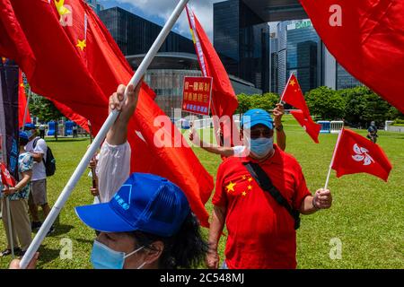 Pro-chinesische Anhänger schwenken chinesische und Hongkonger Fahnen während einer Kundgebung, während China das nationale Sicherheitsgesetz für die Stadt verabschiedet. Stockfoto