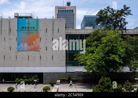 Eine von der Regierung gesponserte Werbung, die das neue nationale Sicherheitsgesetz propagierte, zeigt auf einem Gebäude in Hongkong. Stockfoto