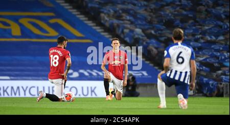 Nemanja Matic (Mitte) von Manchester United geht vor dem Premier League-Spiel im AMEX Stadium in Brighton ein Knie. Stockfoto