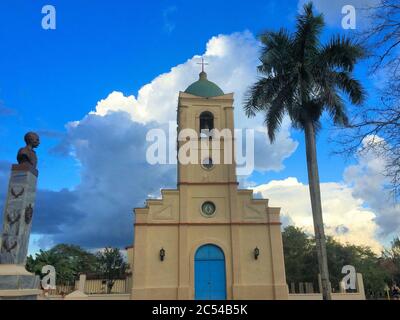 Katholische Kirche vor einer erstaunlichen Cumuluswolke in Vinales Kuba Stockfoto