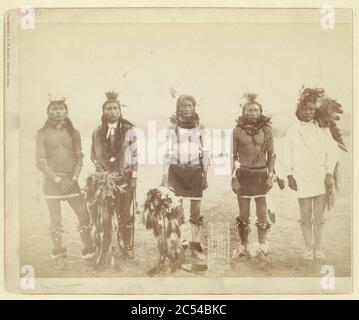 Indische Krieger. Mr. Bear-dass-läuft-und-Growls, Herr Krieger, Herr One-Tooth - gegangen, Herr Sohle (unten), Herr - es - Lange Stockfoto