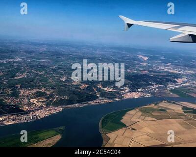 Abflug von Lissabon mit einem Flugzeug Stockfoto