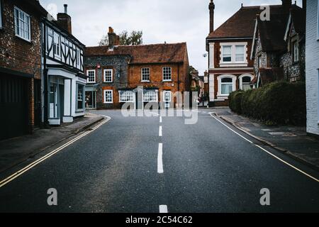 Leere Straße im historischen Dorf Wickham in Hampshire, Großbritannien an einem bewölkten, launischen Tag Stockfoto