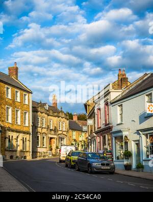 Am späten Nachmittag Sonne beleuchtet die Geschäftsgebäude in der Stadt Castle Cary, Somerset, Großbritannien Stockfoto