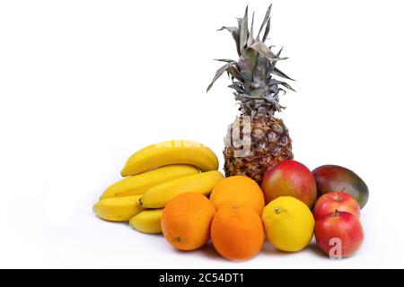 Zitrusfrüchte, Zitrone, Mango, Banane, Orange und Ananas auf weißem Hintergrund Stockfoto