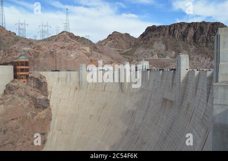 Der Hoover-Staudamm ist ein Betonsteingravitationsdamm im Black Canyon des Colorado River, an der Grenze zwischen den US-Bundesstaaten Nevada und Arizona. IT w Stockfoto