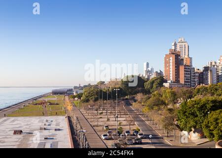 ROSARIO, ARGENTINIEN - 6. JULI 2019: Panoramablick auf die Stadt. Riverside Park neben dem Parana River. Klassische Promenade im Spanien Park. Stockfoto