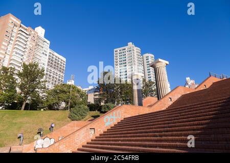 ROSARIO, ARGENTINIEN - 6. JULI 2019: Spanien Park an der Küste des Parana Flusses in Rosario. Blick auf die Treppe und die Säulen. Stockfoto