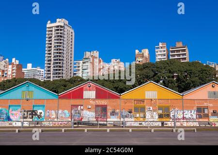 Stadt Rosario, Argentinien. Blick auf die bunten Schuppen von CEC in der Innenstadt neben der Küste des Parana River. Gebäude und Bäume im Hintergrund. Stockfoto