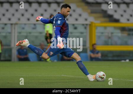 30. Juni 2020; Olympisches Grande Torino Stadion, Turin, Piemont, Italien; Serie A Fußball, Turin gegen Lazio; Salvatore Sirigu der Torino Torino Torwart räumt lange im Aufwärtssalto Stockfoto