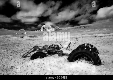 Infrarotbild eines verlassenen Traktors am Strand, Berneray, Western Isles, Schottland. Stockfoto