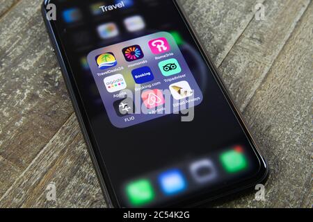 Viersen, Deutschland - Juni 30. 2020: Nahaufnahme von isolierten Handy-Bildschirm mit Sammlung von Reise-Buchung und Vorbereitung Apps Stockfoto