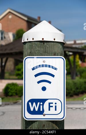 Chesapeake City, MD - 19. Mai 2019: Dieses blaue Symbol auf einer weißen Karte auf einem Holzpfosten ist ein Wi-Fi-ZERTIFIZIERTES Logo und ein eingetragenes Warenzeichen von Wi-F Stockfoto