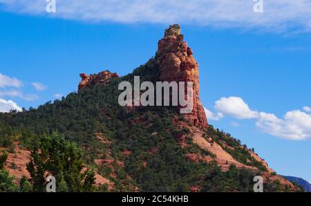 Die Schönheit einer der Wahrzeichen von Sedona Sandsteinformationen, bekannt als Coffee Pot an einem klaren Frühlingstag. Stockfoto