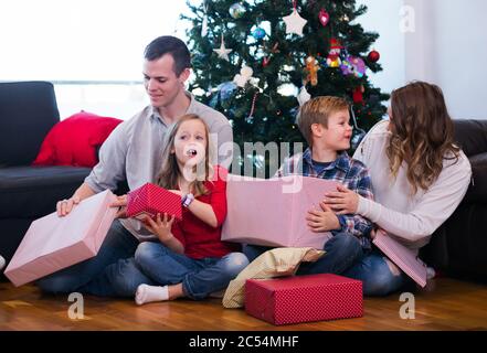 Schöne Familienmitglieder Geschenke zu Weihnachten zu Hause Stockfoto