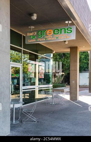 Phoenix, AZ - 30. November 2019: Bowl of Greens ist ein gesundes Alternativrestaurant, das Salate, Pasta, Fleisch und eine Saftbar serviert. Stockfoto