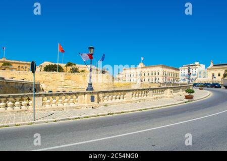 Blick auf barocke Villa Auberge de Castille vom Triq Girolamo Cassar, Valletta, Malta Stockfoto