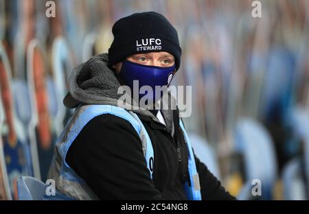 Ein Leeds United Steward trägt eine Club-Gesichtsmaske während des Sky Bet Championship-Spiels in der Elland Road, Leeds. Stockfoto