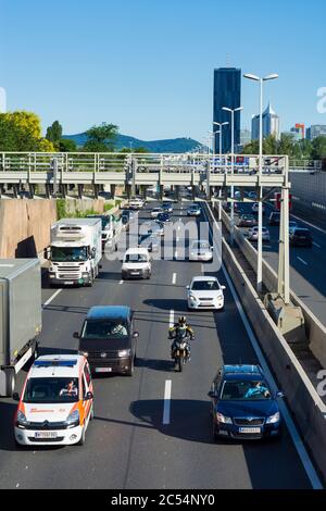 Wien, Wien: Autobahn A22 Donauuferautobahn, Berg Kahlenberg, DC Tower 1, Autos, Stau 22. Donaustadt, Wien, Österreich Stockfoto