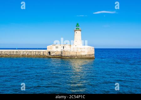 Landschaft mit St. Elmo Leuchtturm in der Altstadt von Valletta, Malta Stockfoto