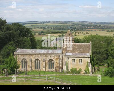 Die Kirche St. Leonard, die aus dem 13. Jahrhundert stammt, wurde in der Mitte des 17. Jahrhunderts auf dem Gelände des Rockingham Castle umgebaut und ist heute unter Denkmalschutz gestellt. Stockfoto