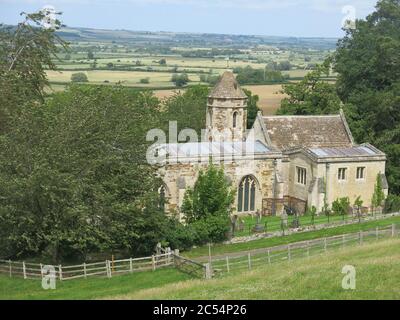 Die Kirche St. Leonard, die aus dem 13. Jahrhundert stammt, wurde in der Mitte des 17. Jahrhunderts auf dem Gelände des Rockingham Castle umgebaut und ist heute unter Denkmalschutz gestellt. Stockfoto