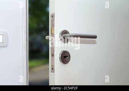 Öffnen Sie die Tür eines Familienhauses. Nahaufnahme des Schlosses eine gepanzerte Eingangstür der Vorderseite des Hauses. Sicherheit. Innenansicht. Stockfoto