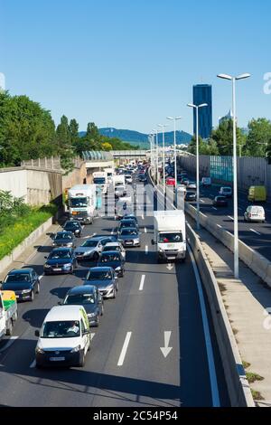 Wien, Wien: Autobahn A22 Donauuferautobahn, Berg Kahlenberg, DC Tower 1, Autos, Stau 22. Donaustadt, Wien, Österreich Stockfoto