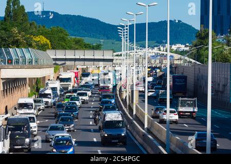 Wien, Wien: Autobahn A22 Donauuferautobahn, Berg Kahlenberg, DC Tower 1, Autos, Stau 22. Donaustadt, Wien, Österreich Stockfoto