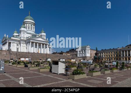 Der Senatsplatz in Helsinki wird in einen riesigen Restaurantbereich verwandelt. 16 Restaurants bieten ihre Spezialitäten im Sommer an. Stockfoto