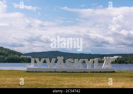 Das Schild "Jyväskylä" befindet sich im Stadtteil Lutakko in der Nähe der Uferpromenade. Sign ist ein beliebter Ort zum Abhängen und Selfies machen. Stockfoto